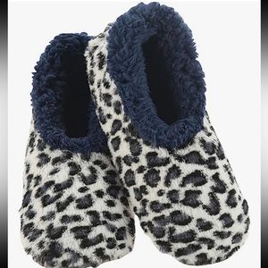 Snoozes blue leopard women’s house slippers